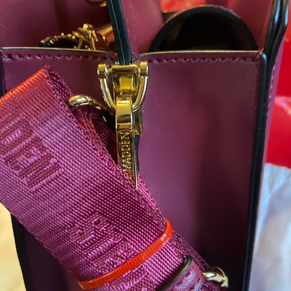 Steve Madden handbag/Crossbody bag, cranberry in color authentic - Picture 2 of 4